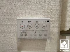 温水洗浄便座付きで、季節を問わずいつでも温かい便座をお使いいただけます。ご成約でヤマダポイントプレゼント中です。お問合せお待ちしております。