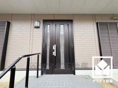 シンプルで洗練された玄関デザイン。帰るたびにホッとできる、心地よい住まいの入り口。