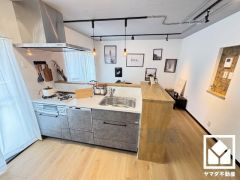 使いやすさとデザイン性を両立。落ち着いたモノトーンテイストが魅力のシステムキッチンです。