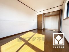 約7.5帖の3階洋室です。独立した居室なのでプライベートな時間をゆったり過ごせそうです。