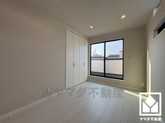 バルコニーにつながるお部屋で、通風・陽当たり良好。