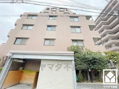 敷地内に駐車場を完備（月額15000円～25000円）。重い荷物や雨の日の移動もスムーズで、快適なカーライフを実現。空き状況等は弊社スタッフまでお気軽にお問い合わせください。