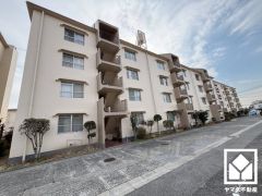 「ニトリ尼崎浜田店」まで徒歩6分、「ファミリーマート尼崎大庄中通」まで徒歩7分、「グルメシティ西大島店」まで徒歩11分など、お買い物施設が徒歩圏内に複数あり便利な住環境です。