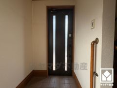 ドアのスリット窓から光が差し込み、外出時にも帰宅時にも、明るい気持ちになれる玄関です。