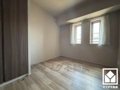 約5帖の北側洋室です。全居室に窓がございます。明るい陽光がたっぷり差し込む心地よい生活空間です。