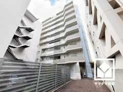 関西有数のお花見スポットとしても知られる「夙川公園」まで徒歩圏内。川沿いには遊歩道も整備されており、四季折々の景色を楽しみながらお散歩やジョギングなどの運動も楽しめる住環境です。