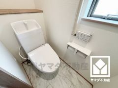 明るく清潔感溢れるトイレです。温水洗浄便座付きで、季節を問わずいつでも温かい便座をお使いいただけます。