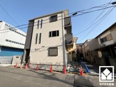 再開発されたJR尼崎駅前は、「あまがさきキューズモール」や「アミング潮江」など大型商業施設が多数立ち並んでおり、にぎやかな街並みが広がっています。