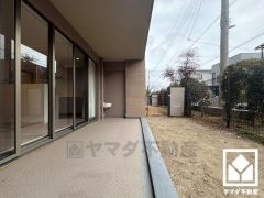 南西向きテラスで陽当たり、風通し良好。スロップシンク付きで汚れやすい作業を室内を汚さず行えるので、生活空間を清潔に保つことができます。ガーデニングや家庭菜園などをお楽しみいただける専用庭もございます。