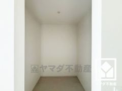 収納力豊富なウォークインクローゼット付き。お洋服はもちろん、スーツケースなどの大物もしっかり収納できます。