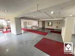 ゆったりとしたロビーが、住まう人の憩いの場に。落ち着いた空間で、ほっと一息つける時間を。