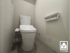 明るく清潔感溢れるトイレです。2連トイレットペーパーホルダーなのでお取替えの手間も軽減できます。