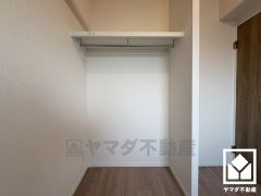 オープンクローゼットでおしゃれな「見せる」収納も可能です。扉がないため物の出し入れがしやすく、通気性が良いのもメリット。