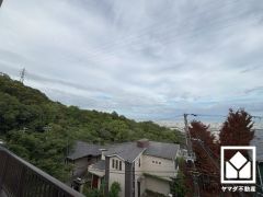 高台につき前面に視界を遮る高い建物がなく、市内を一望できる開放的な景色が広がります。開放感あふれる眺望と利便性が融合した住まい──穏やかな毎日をここから。