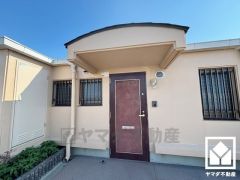 シンプルで洗練された玄関デザイン。帰るたびにホッとできる、心地よい住まいの入り口。最上階につき開放感があります。