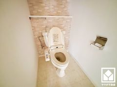 遊び心のあるアクセントクロスが魅力的なトイレ空間。機能性とセンスが融合した、居心地の良いプライベートスペースです。