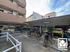 サイクルラックの設置された駐輪場を完備。スッキリ整理されて、自転車同士の接触や転倒の心配がございません。