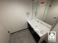 収納付きでスッキリお使い頂ける3面鏡の洗面台です。洗面ボウルが広めなので、忙しい朝でも身支度がしやすく時短になります。