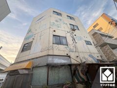 洗練されたデザインと堅牢な造り。美しさと安心を兼ね備え、街並みに馴染みながらもひときわ目を引く存在感。