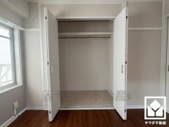 クローゼットは奥行きがあるので、収納力も申し分ありません。お洋服はもちろん、スーツケースなどの大物もしっかり収納できます。