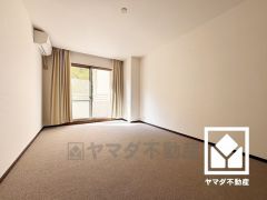 約9.2帖の洋室です。バルコニーにつながるお部屋で、通風・陽当たり良好。