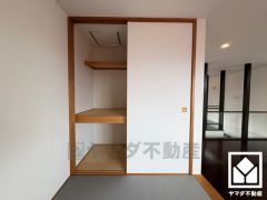 畳コーナーにも大きな押入れがございます。お子様のおもちゃや、お昼寝のための寝具などもスッキリ片づけることができます。