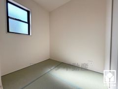 リビングには陽光がたっぷり差し込む畳コーナーがございます。温かみのある畳のスッキリとしたデザインが、暮らしを心地よく彩ります。