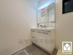 収納付きでスッキリお使い頂ける3面鏡の洗面台です。洗面ボウルが広めなので、忙しい朝でも身支度がしやすく時短になります。