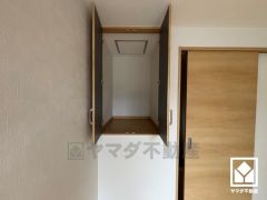 クローゼットは奥行きがあるので、収納力も申し分ありません。