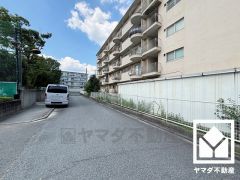 敷地北側にブランコやすべり台などの遊具や、ゆったりとした広場が整備された「段上東公園」があり、子育て世帯の方にもお勧めです。