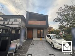 駐車スペースを並列2台分確保。来客時にも便利です。前面道路幅員約5.9mとゆったりとした広さがあるのでファミリーカー等の車の出入れも楽にできます。