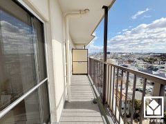 南・西・北向きの3面バルコニーで陽当たり、風通し良好。10階建て最上階で前面に視界を遮る高い建物がなく、開放的な景色が広がります。広々としているため、お洗濯物もたっぷりと干す事ができます。