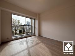 バルコニーにつながるお部屋で、通風・陽当たり良好。全居室フローリングでお掃除もラクラクです。