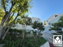 広々32.6帖のLDKが魅力。家族全員がリラックスできる、ゆったりとした快適リビングで温かい団らんの時間を。