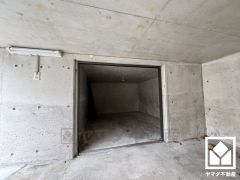 車庫の奥には広々としたフリースペースがございます。カー用品やお掃除道具などは勿論、季節の荷物やアウトドア用品まですっきり収まり、いつでも整った空間に。