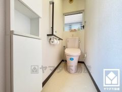 収納付きで、トイレットペーパーやお掃除用具のストックなどを収納できます。