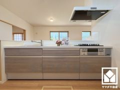 調理に手間がかかりがちな肉や魚を、短時間でサッと焼き上げることができるグリル付き。換気効率が高くお手入れしやすいスリム型のレンジフードも完備。スッキリとしたスタイリッシュなデザインも魅力の一つです。