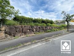 ゆったりとした広さがあるのでファミリーカー等の車の出入れも楽にできます。