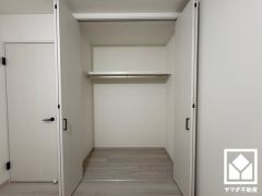 穏やかな暮らしを支える、豊かな収納。クローゼットは奥行きがあるので、収納力も申し分ありません。