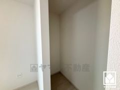 収納力豊富なウォークインクローゼット付き。お洋服はもちろん、スーツケースなどの大物もしっかり収納できます。