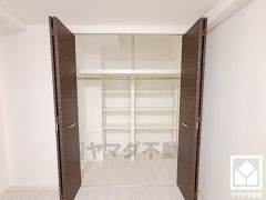 クローゼットは奥行きがあるので、お洋服はもちろん、スーツケースなどの大物もしっかり収納できます。棚も多数設置されており、整理整頓がしやすい設計になっています。