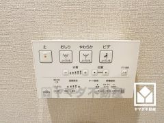 温水洗浄便座付きで、季節を問わずいつでも温かい便座をお使いいただけます。