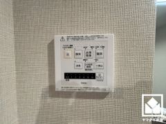 浴室暖房乾燥機付き。真冬の寒い浴室を暖かく、また雨の日の洗濯物の乾燥にと多用途に活躍する機能です。