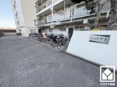 敷地北側に隣接して月極駐車場がございます。空き状況等は弊社スタッフまでお気軽にお問い合わせください。