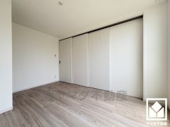 リビングに隣接する続き間で、一体利用も可能です。