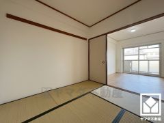 リビングに隣接しており、一体利用も可能です。子どもの遊び場、お昼寝スペース、家族のくつろぎ空間にも。和室があると、暮らしの幅がぐんと広がる。