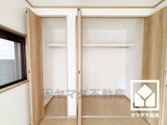 新たに家具を買わなくても良いので、ハンガーパイプ付きのクローゼットは嬉しいですね。