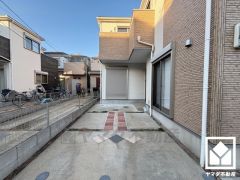 駐車スペース確保。玄関のそばで荷物の上げ下ろしができるので便利です。