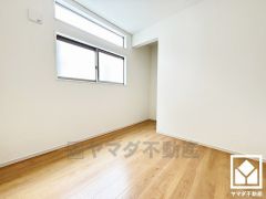 約4.5帖の2階洋室です。お子様のお部屋などにも丁度良い広さです。