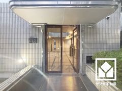 明るいエントランス。綺麗に整備されており、帰宅時や来客時にも気持ちの良い空間です。